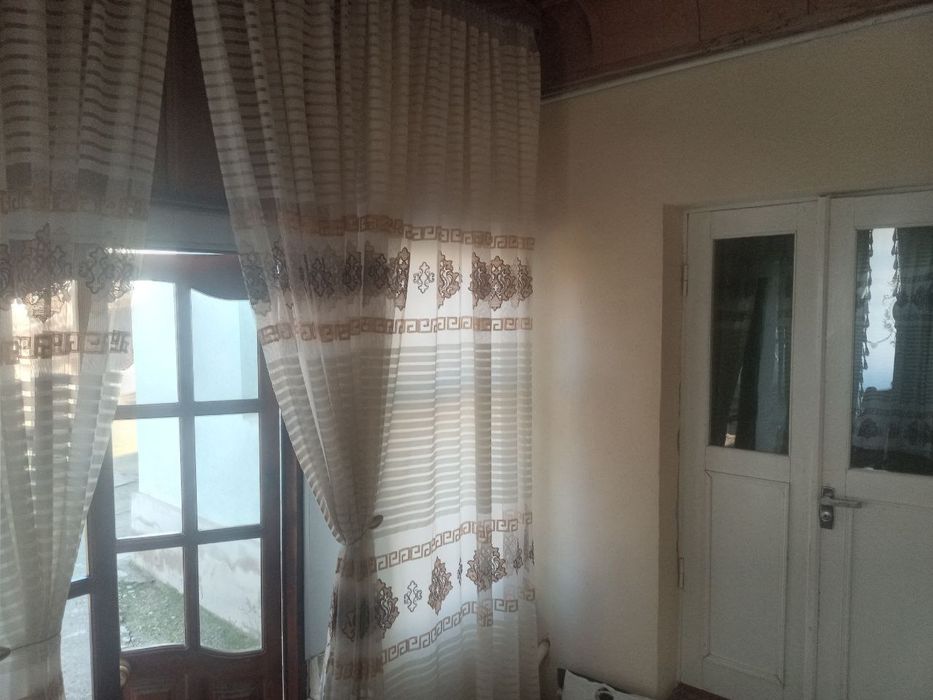 Uy sotiladi.1,5 sotix 3 xona 1 ta ayvon.