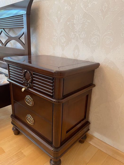 Прикроватные тумбы