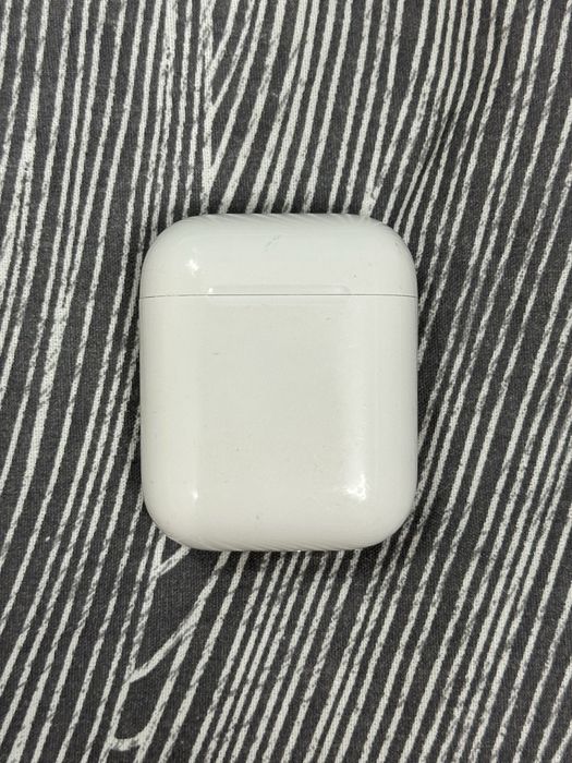 Продаю айрподсы ориги коробки нету хорошем состояний но кейс поцарапан