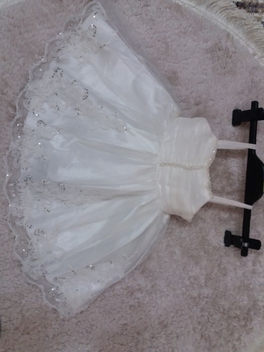 платье на девочку 1-1,5 года Турецкое. Белое пышное и желтое бархатное