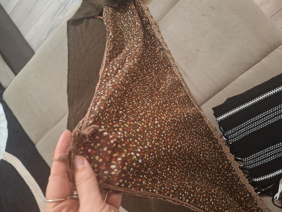 2 Eșarfe,în stare foarte bună