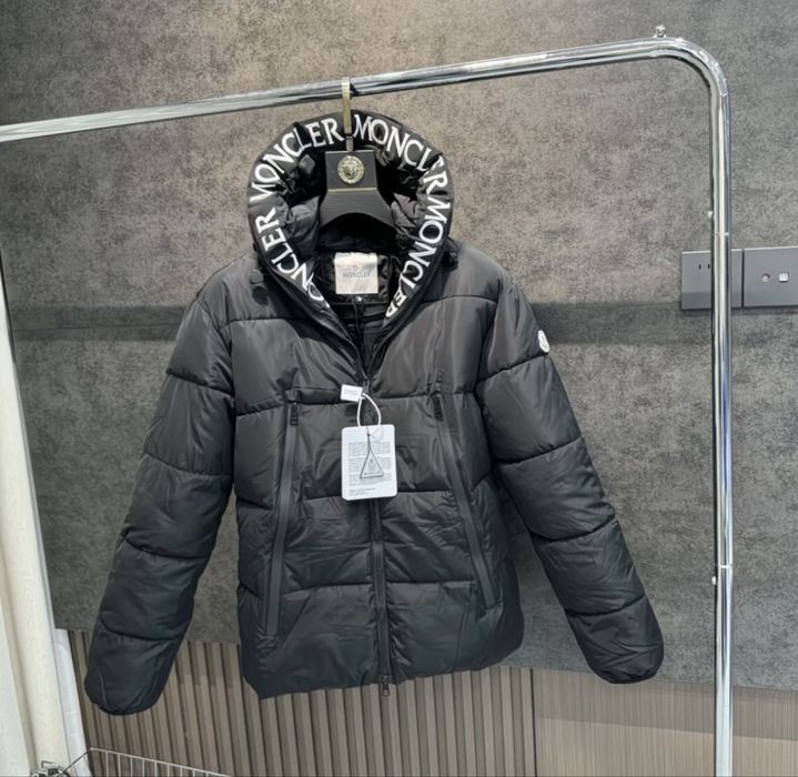 Продам куртку брэнда Moncler……………………….42-44……….