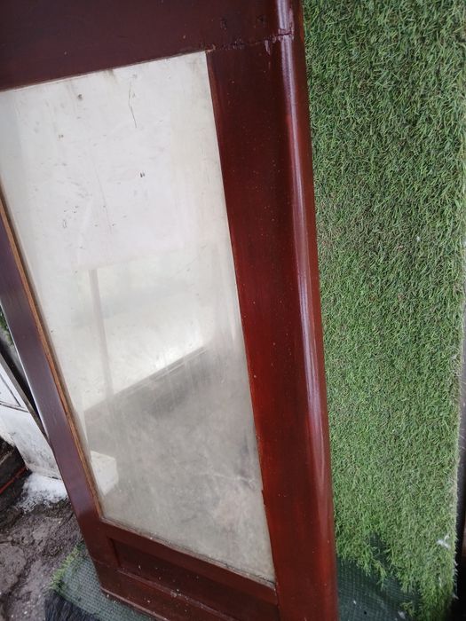 Vând oglindă foarte veche de peste 150 de ani în stare bună.