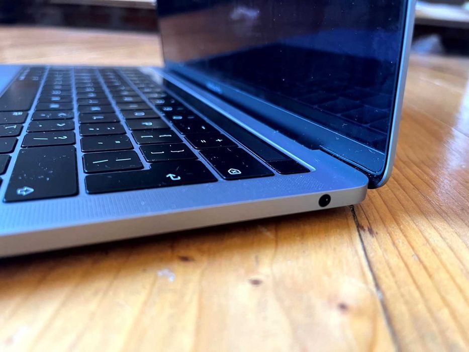 Продавам Macbook Pro a2159 13" с неработещ touch bar