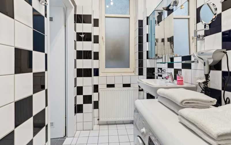 Дава се под наем Тристаен апартамент в Пловдив, Център - 78 кв.м за 209.1 € - Снимка #4