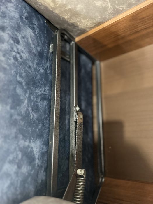 Диван с металическим каркасом