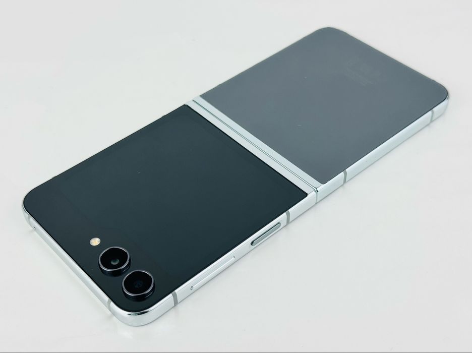 Samsung Galaxy Z Flip 5 256GB 8RAM Graphite Отличен!