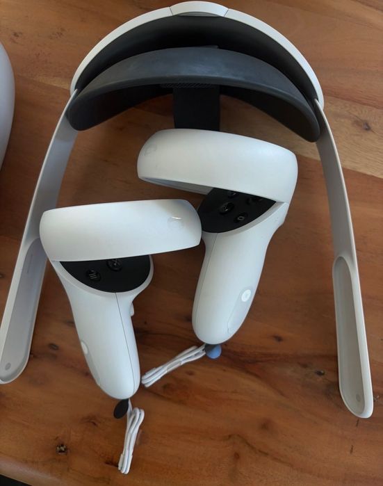 Meta Quest 2 VR очила + контролери + калъф – като нови