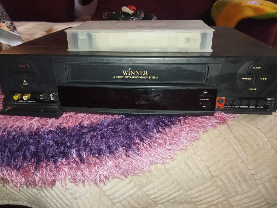 Видеомагнитофон с телевизором