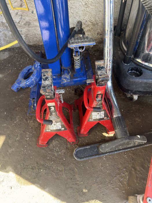 Scule service/ se vand cu totul / aspirator umed uscat/ presa arcuri/ centrare ambreiaj/ trusa frane/ cric / aeroterma 9kw/ truse