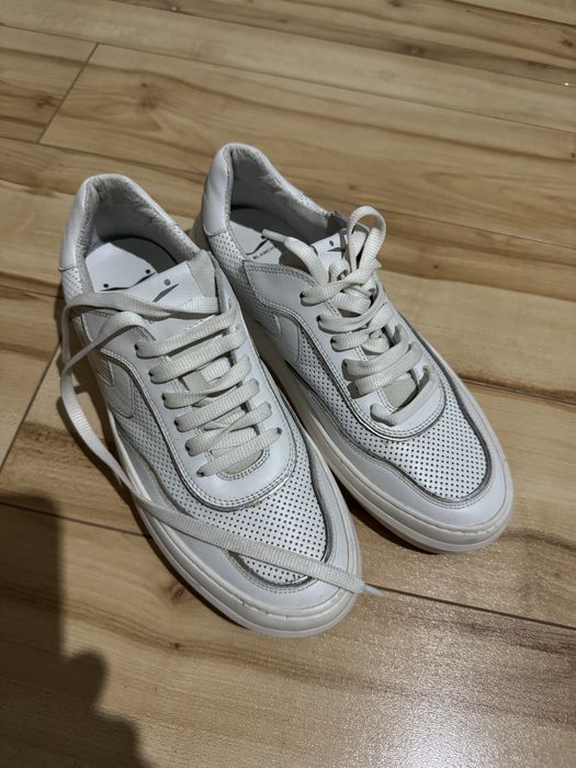 Белые женские кроссовки