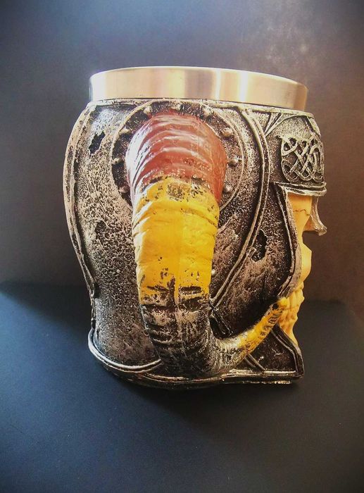 Уникална чаша - череп с рога