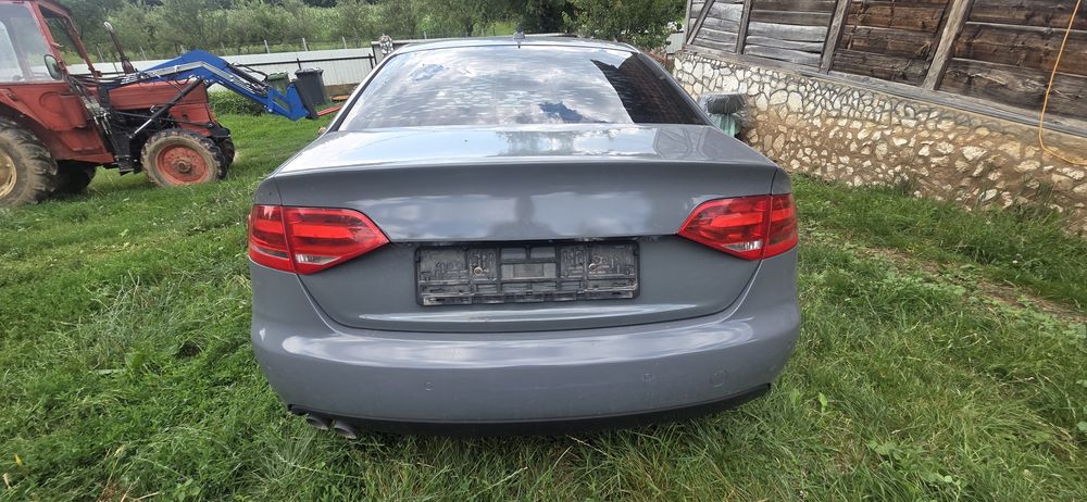 Vând Audi a4 b8  (fața lovită)