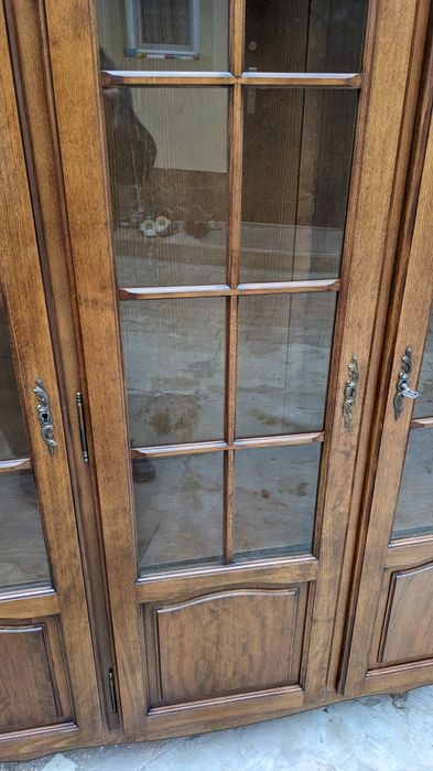 Румынский дубовый  книжный шкаф - витрина после реставрации.