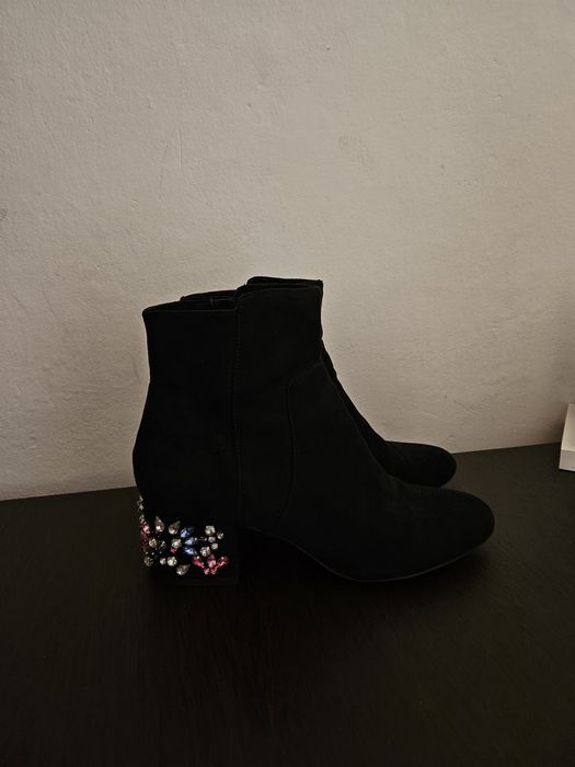 Botine negre cu pietre colorate pe toc 5 cm marimea 36