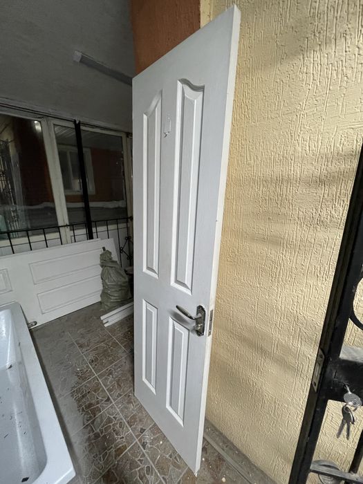 Двери межкомнатные, дерево