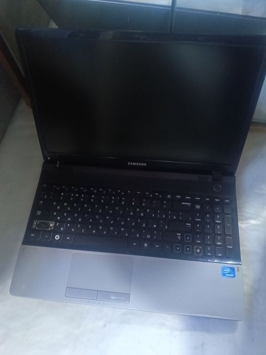 Noutbuk Samsung srochno sotiladi