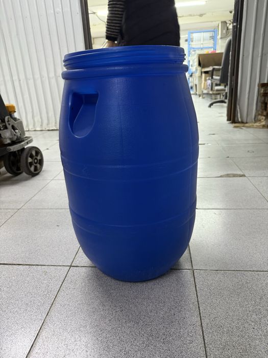 Пластиковые бочки.