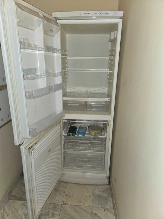 Продавам хладилник с фризер Снайге с 2 отделни компресора