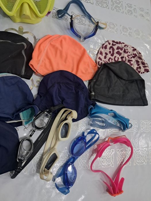 Спортивные шапочки для бассейна и очки.