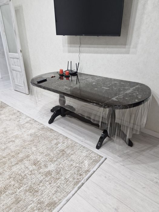 Продам деревянный стол в отличном состоянии