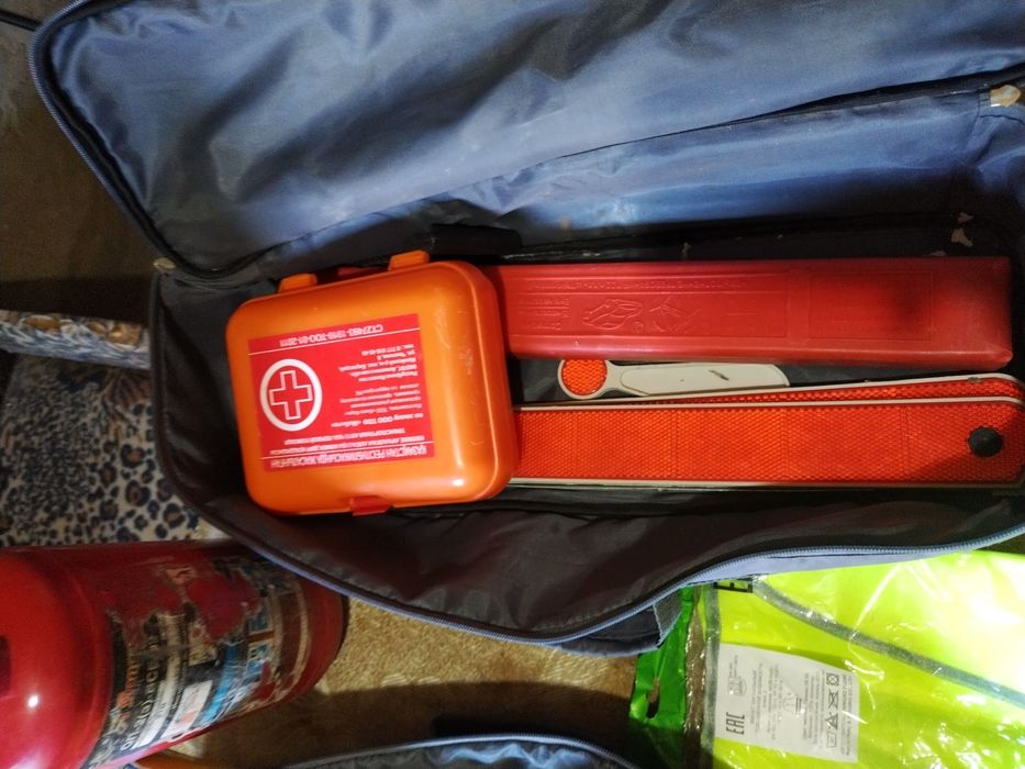 Продам набор аптечку огнетушитель и т. д