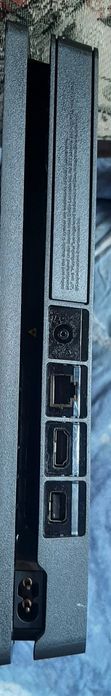 Vând PlayStation 4 slim în stare bună ps4