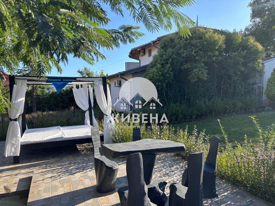 Продава триетажна обзаведена къща в с.Рогачево, площ 300 кв.м