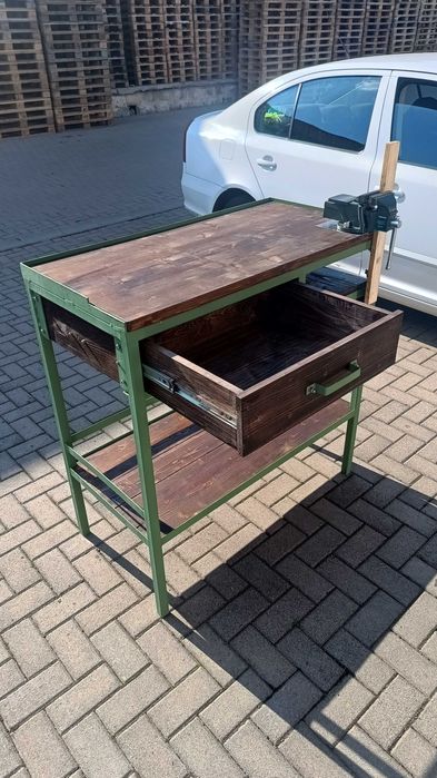 Banc de lucru cu menghină