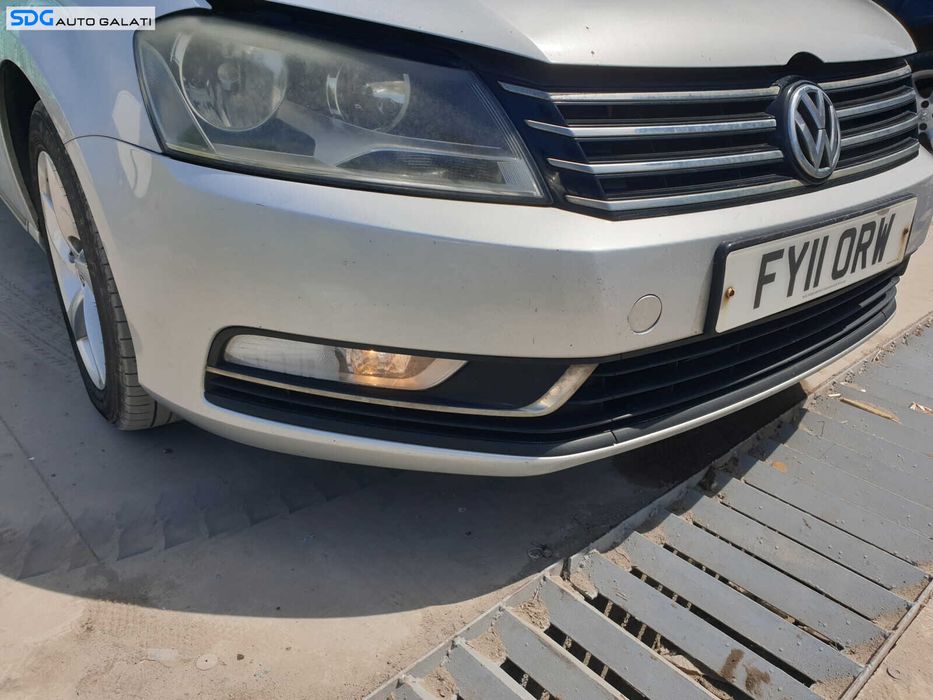 Bara Spoiler Fata cu Grile Proiectoare cu Imperfectiuni Volkswagen Passat B7 2010 - 2015 Culoare LA7W [K3738]