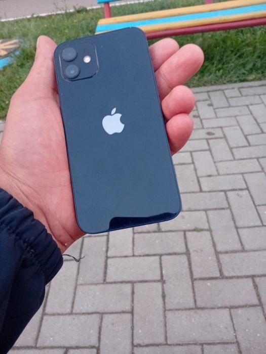 Продам айфон 12.