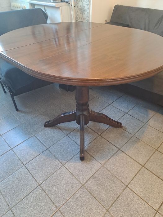 Кръгла маса дървена разтегателна, тип "пачи крак"