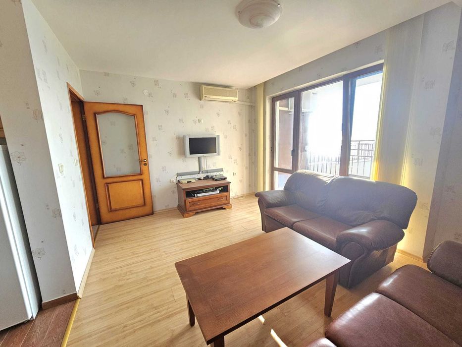 Просторен тристаен апартамент с фронтална гледка море, Първа линия