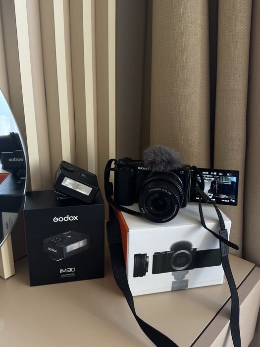 Камера SONY ZV-E10 + обектив 16-50mm и подарък светкавица Godoxim30