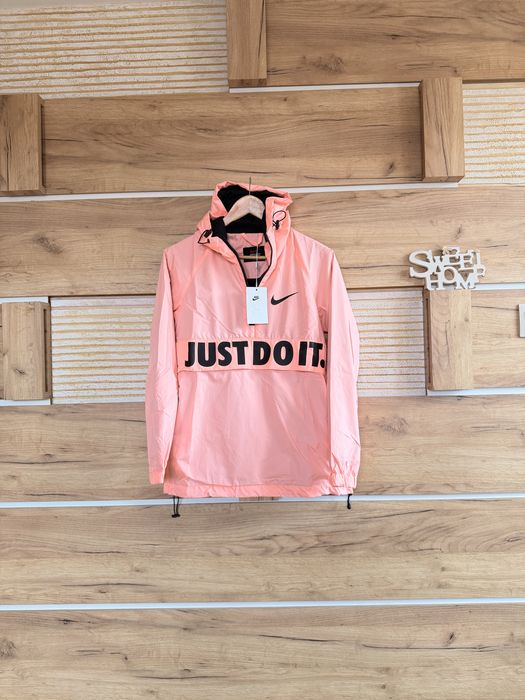 Разкошна суперсвежа ветровка Nike