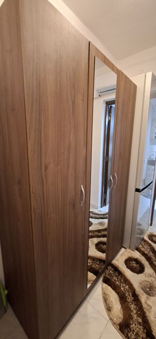 Vand dulap in 3 usi cu oglinda ca si nou!