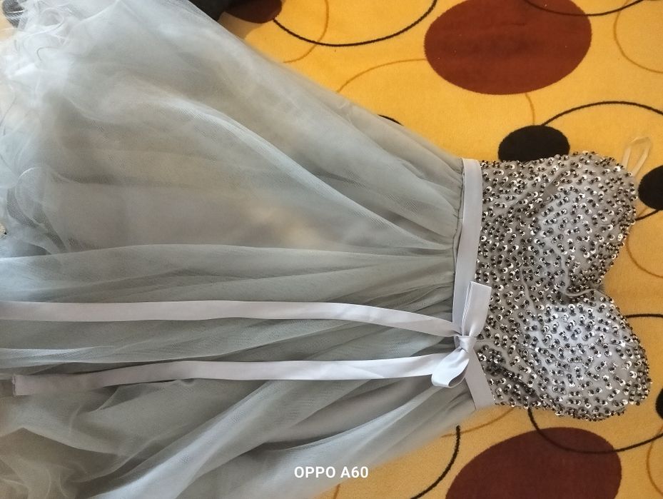 Rochie gri cu paiete și fără bretele