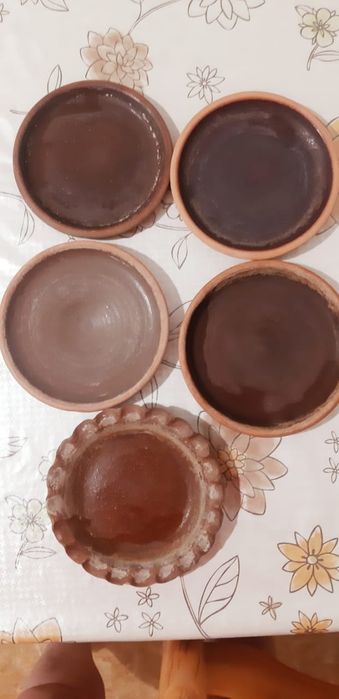 Глиняные горшки и поддоны