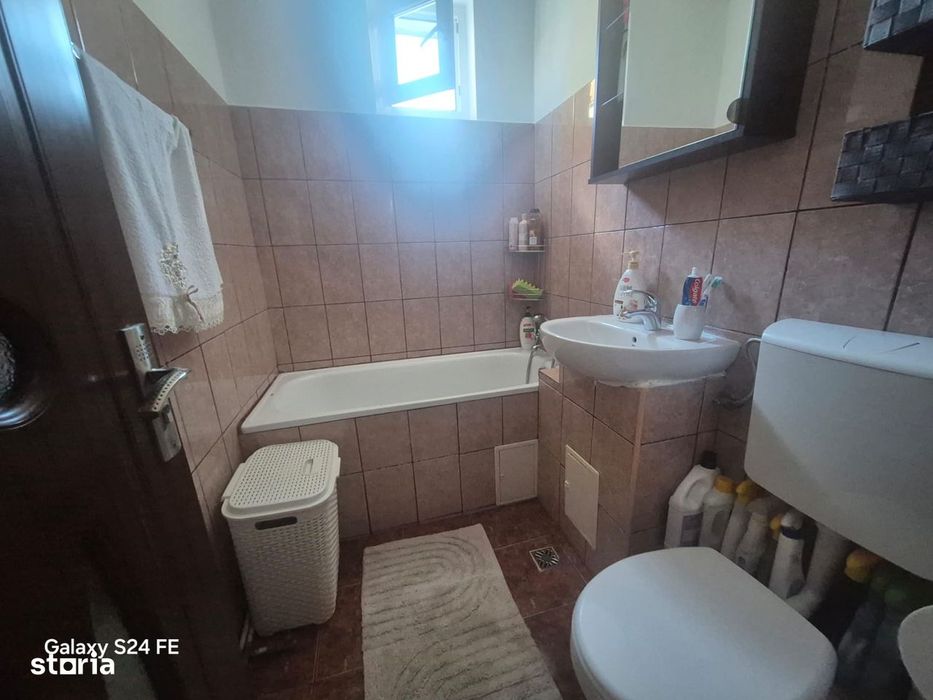 De vânzare – Apartament 3 camere, decomandat, zona Dărmanești