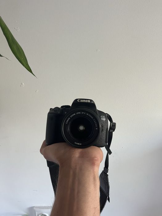 Aparat foto Canon EOS 700D
