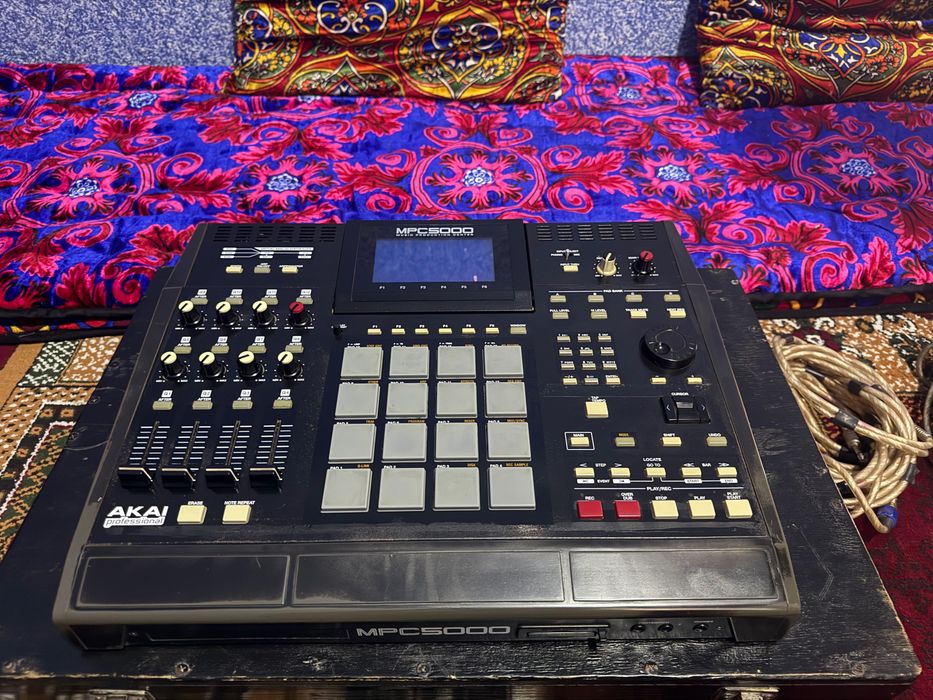 AKAI MPC5000 музыкальные инструмент