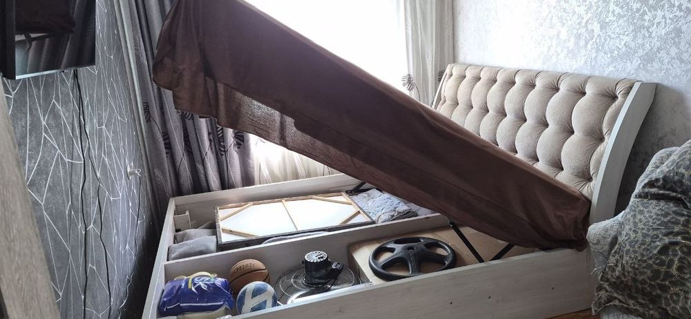 Срочно продаю кровать с ортопедический матрасом.