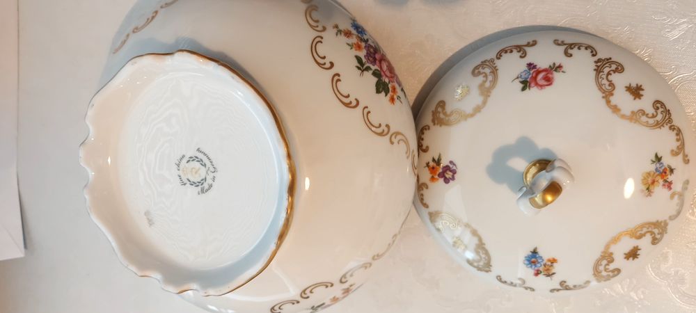 Немска порцеланова супиера с капак – Fine China, златна декорация
