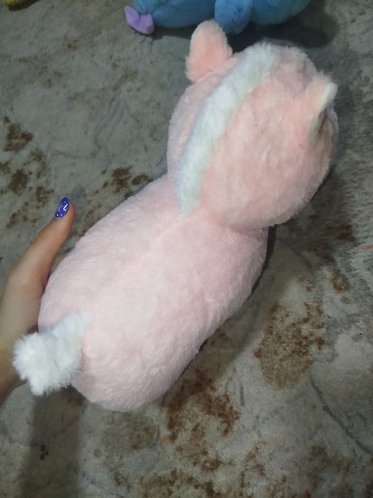 Мягкая плюшевая игрушка в виде лошадки.