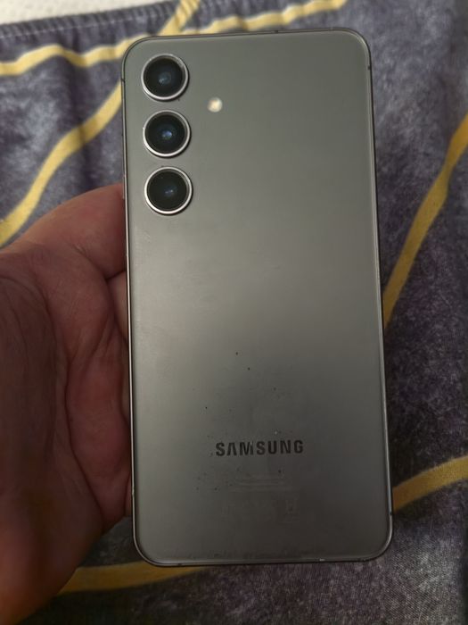 Vând telefon S24, dual SIM, prețul este nenegociabil.