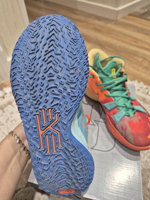 Спортивные кроссовки