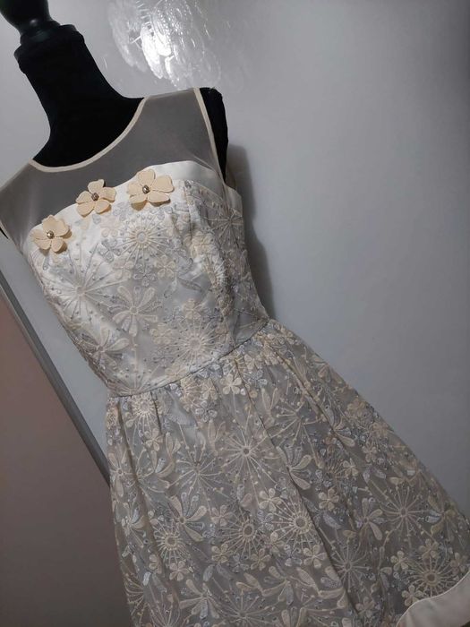 Rochie superba in clos cu broderie argintie si ivory aplicatii florale