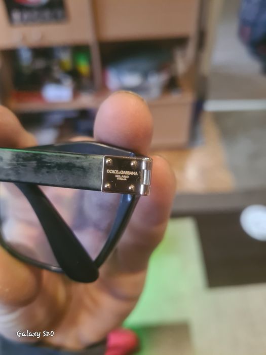 Продавам слънчеви очила.