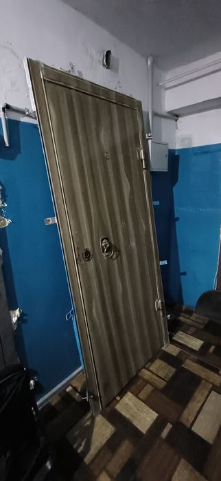 Продам железную  дверь