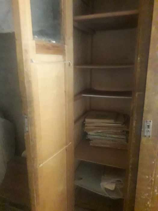 Шкаф деревянный.